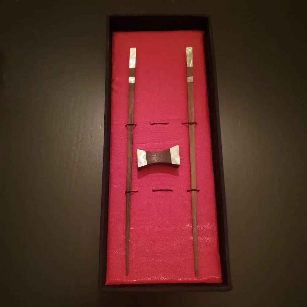 Chopsticks Your own set of chopsticks in a lovely ref box